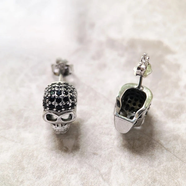 Boucles d'oreilles tête de mort en argent 925 avec zircons noirs, vue de face et de dos