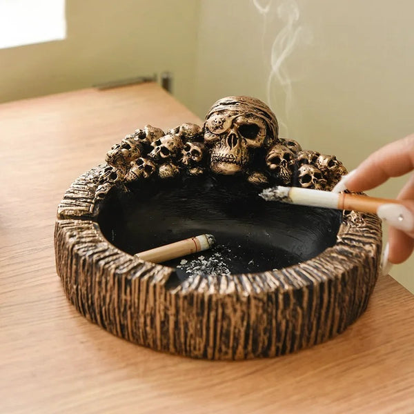 Cendrier tête de mort pirate vintage en résine bronze vieilli avec crâne au bandana, petits crânes et cigarettes sur la coupelle